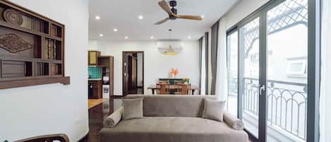 Apartamento, 2 habitaciones, vistas a la ciudad | Zona de estar | Una televisión