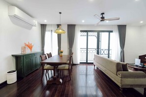 Apartment, 2 Bedrooms, City View | Ruang tamu | TV 