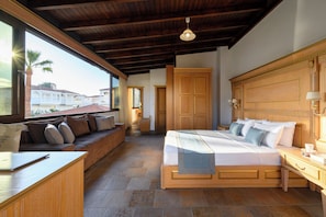 Family Suite, Pool View | Living area