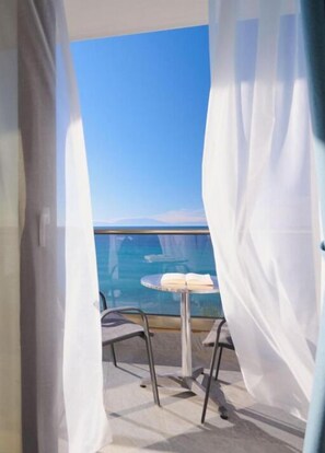 Standard-Dreibettzimmer, Balkon, eingeschränkter Meerblick | Terrasse/Patio