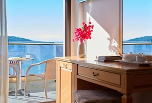 Standard Double or Twin Room, Partial Sea View | Living area