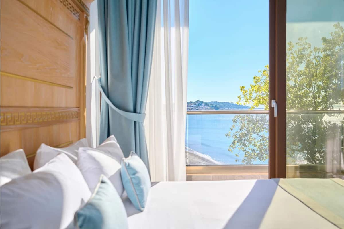 Suite junior, balcón, vistas al mar | 1 dormitorio y wifi gratis