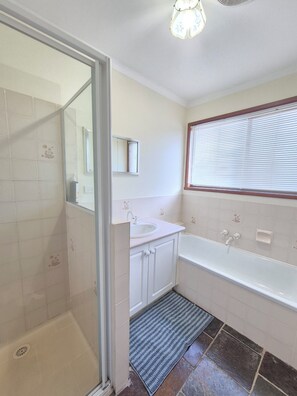 Towels, soap, toilet paper - Spacious 4-bedroom house in charming Drouin with AC, WiFi (Drouin)
