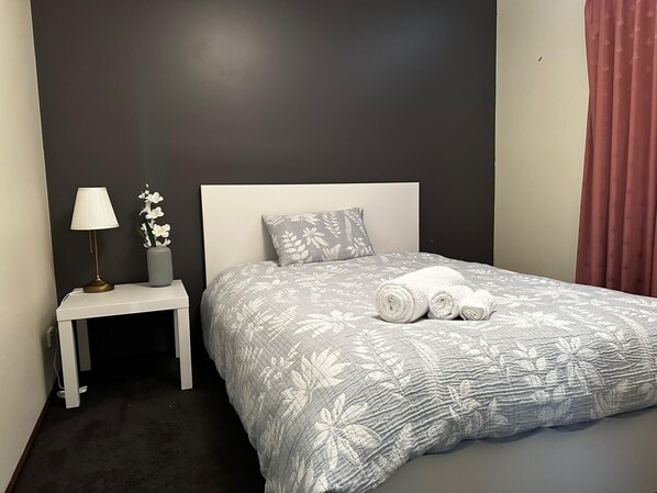 4 bedrooms, iron/ironing board, WiFi, bed sheets