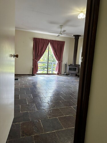 Spacious 4-bedroom house in charming Drouin with AC, WiFi