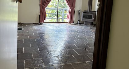 Spacious 4-bedroom house in charming Drouin with AC, WiFi