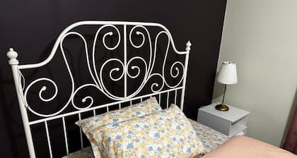 Spacious 4-bedroom house in charming Drouin with AC, WiFi