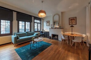 Appartement Supérieur 1 | Living area | Flat-screen TV - Fish Market Apartments (Brussels)