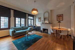 Appartement Supérieur 1 | Living area | Flat-screen TV