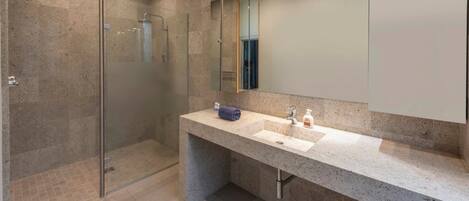 Appartement Supérieur 2 | Salle de bain | Douche, articles de toilette (gratuits), séchoir à cheveux