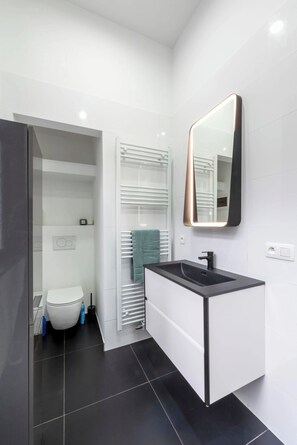 Appartement Supérieur 1 | Bathroom | Shower, free toiletries, hair dryer, towels - Fish Market Apartments (Brussels)