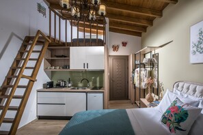 Quarto com cama, penteadeira, mesa de cabeceira, abajur e janela.