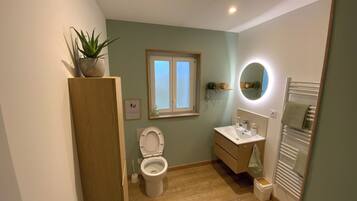 Douche, serviettes fournies, savon, papier toilette