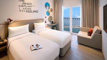 Tallelokero huoneessa, pimennysverhot, äänieristys, silitysrauta/-lauta