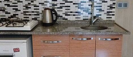 Frigobar, placa de cocina, utensilios de cocina