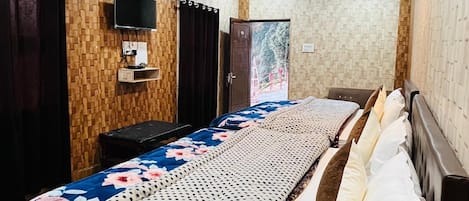 Deluxe vierpersoonskamer, balkon, uitzicht op vallei | 1 slaapkamer, geluiddichte muren, een strijkplank/strijkijzer