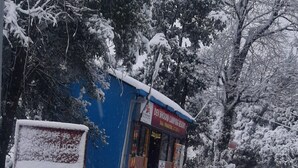 Un bâtiment recouvert de neige, sur lequel on peut lire l’inscription : « DEV BHODI CAMPING RESORT ».