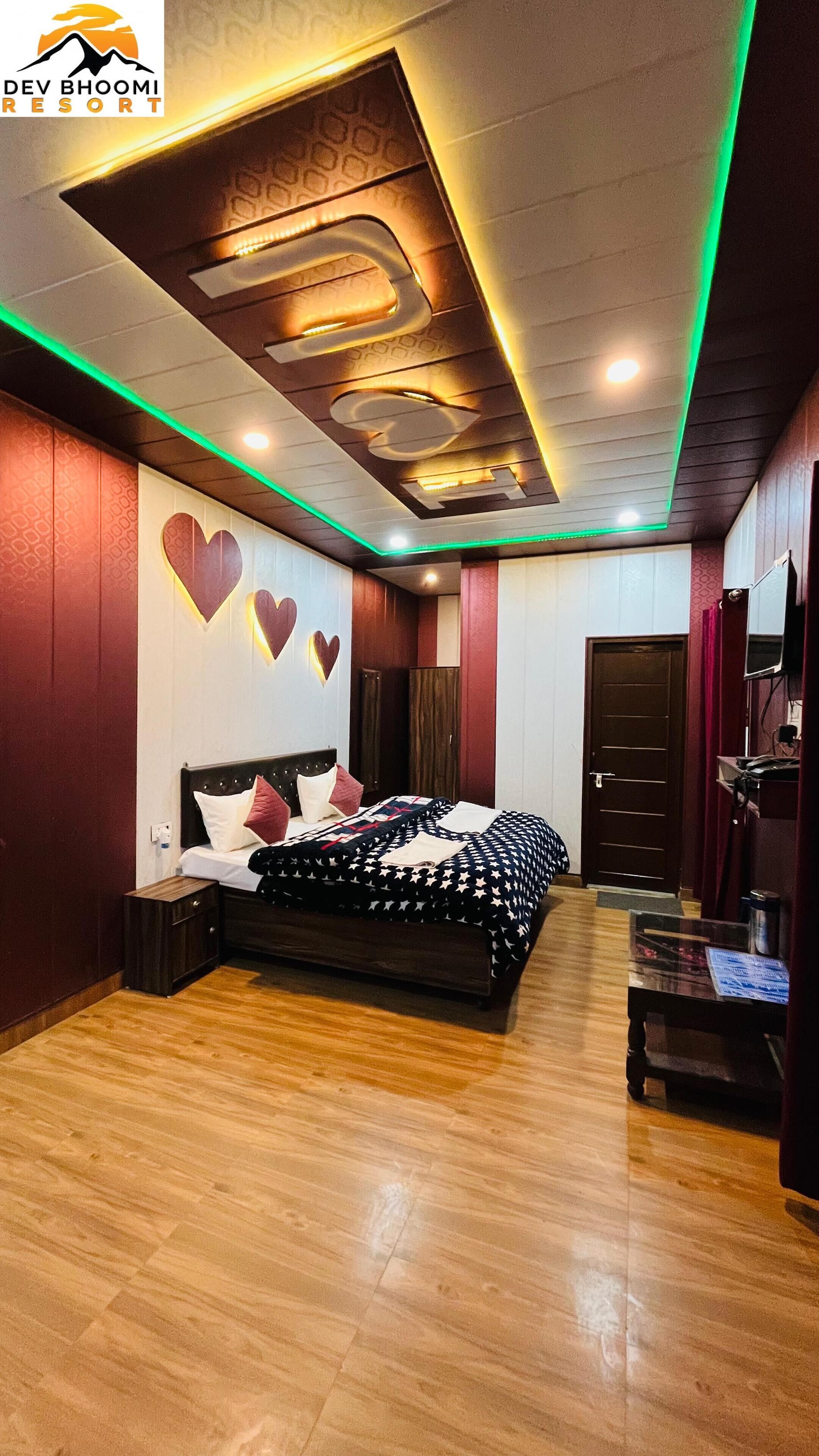 Quarto com cama, mesas de cabeceira, cômoda e escrivaninha com cadeira.