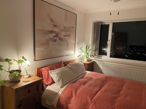 4 bedrooms, iron/ironing board, WiFi, bed sheets