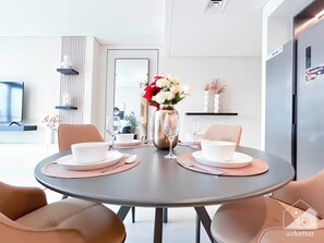 Apartment (2 Bedrooms) | In-room dining - Elegance at Burj Crown Downtown Balcony & View (Dubai)