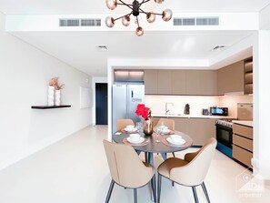 Huoneisto (2 Bedrooms) | Ruokailu omassa huoneessa