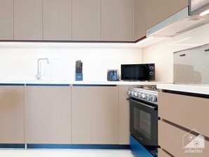 Huoneisto (2 Bedrooms) | Yksityinen keittiö | Mikroaaltouuni, uuni, liesi, vedenkeitin