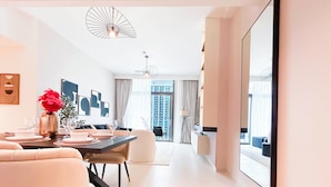 In-room dining - Luxury Burj Crown Downtown 4 Bedroom With Balcony (Dubai)