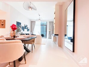 In-room dining - Luxury Burj Crown Downtown 4 Bedroom With Balcony (Dubai)