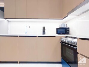 Apartemen (2 Bedrooms) | Dapur pribadi | Microwave, oven, ketel listrik, dan peralatan masak/sendok-piring