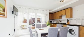 Beautiful Family Town Home With Private Parking