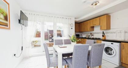 Beautiful Family Town Home With Private Parking