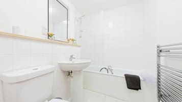 Casa | Baño | Regadera y toallas