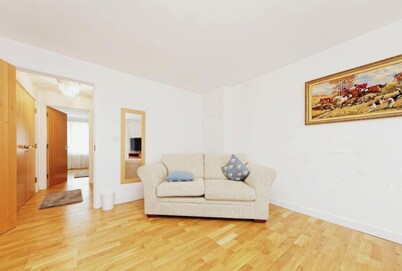 Beautiful Family Town Home With Private Parking