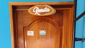 En trædør med et skilt over, der siger "Renata".