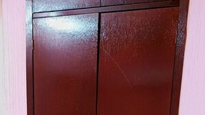 En lukket elevatordør med kontrolpanel på væggen ved siden af.