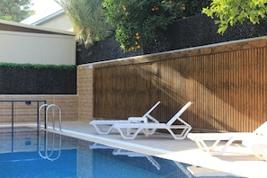 Seasonal outdoor pool, open 9:00 AM to 6:00 PM, free cabanas - Retro Star Suites (Konyaalti)