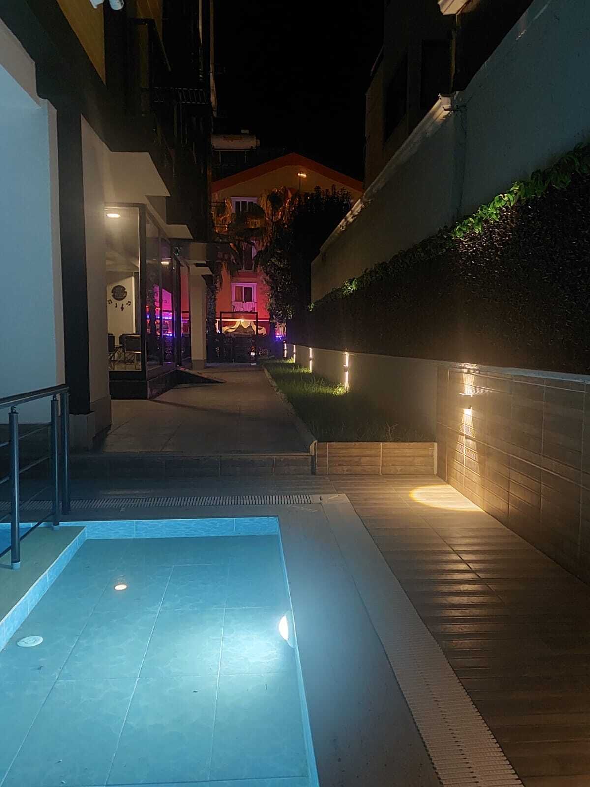 季节性开放的室外游泳池，09:00 至 18:00 开放，免费小屋，日光浴躺椅