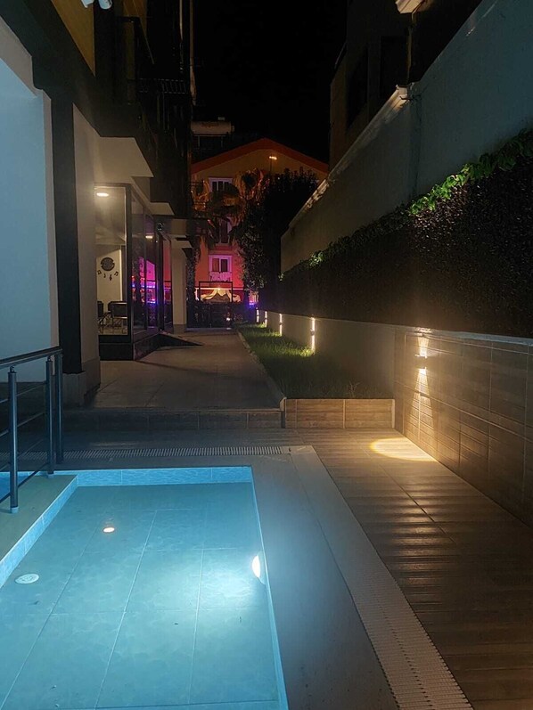 Seasonal outdoor pool, open 9:00 AM to 6:00 PM, free cabanas - Retro Star Suites (Konyaalti)