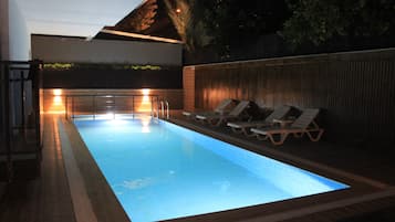 Una piscina al aire libre de temporada, camas de piscina gratis