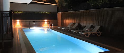 Una piscina al aire libre de temporada, cabañas de piscina gratuitas