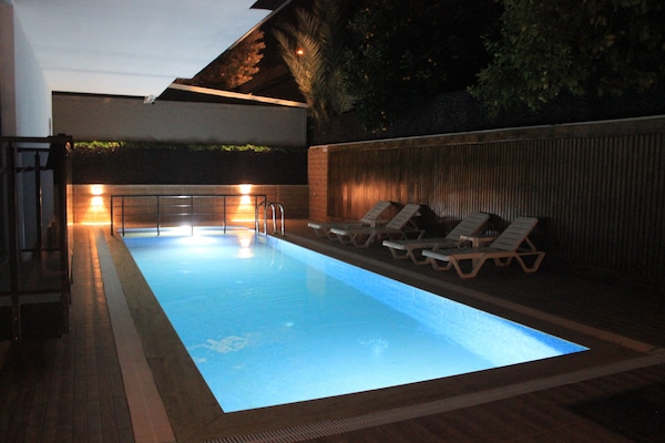Piscina stagionale all'aperto, cabine incluse nel prezzo, lettini