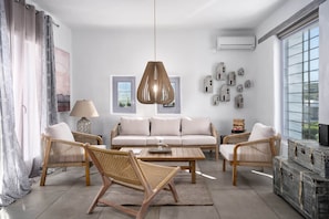 Smart TV, fireplace - Golden Villa
7 guests
Plunge pool 
Aegean view
Fireplace
170 m² (Paros)