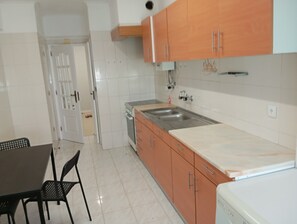 Microwave, oven, stovetop, dishwasher - Apartment Amadora (Amadora)