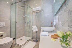 Hair dryer, towels, soap, toilet paper - Dubrovnik Palace Old Town - "W Apartment" (Dubrovnik)