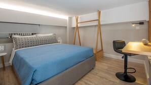 Une chambre à coucher moderne avec un lit, un bureau et une chaise.