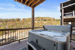 Outdoor spa tub - Rustic Lakehouse! Minutes to Branson Activities! (Branson)
