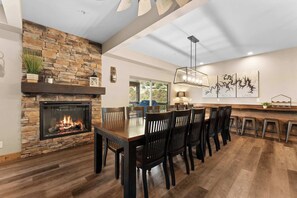 Dining - Rustic Lakehouse! Minutes to Branson Activities! (Branson)