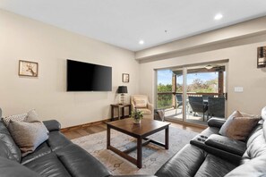 TV, fireplace - Rustic Lakehouse! Minutes to Branson Activities! (Branson)