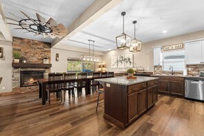 Dining - Rustic Lakehouse! Minutes to Branson Activities! (Branson)