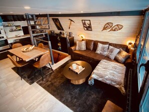 Tv, eldstad och böcker